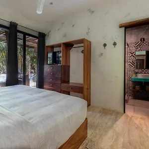 https://trece-lunas.tulum-hotels.net